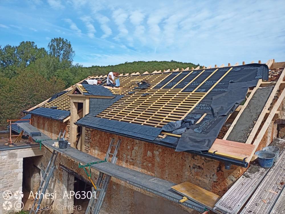 couvreur posant une toiture neuve