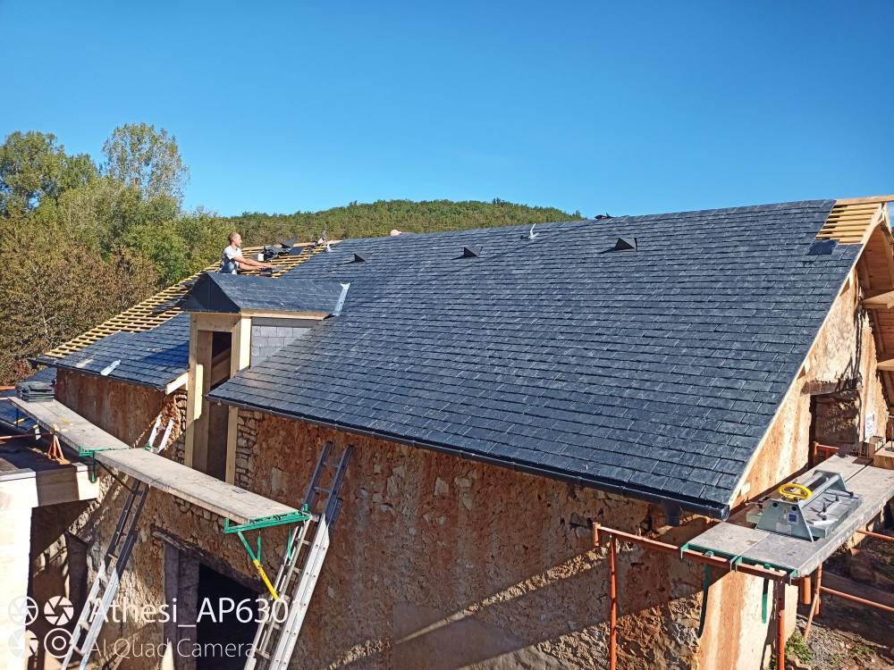 couvreur posant une toiture neuve