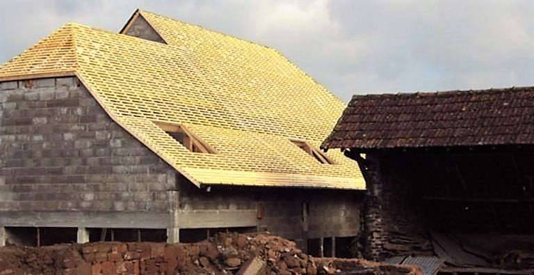 charpente neuve sur maison en construction